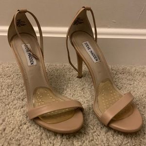 Classic beige sandal. Goes w everything and looks beautiful on.